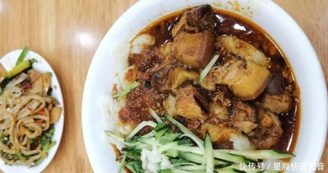 面馆|30多年来,这家面馆厚如指头,每天都挤满了人点餐