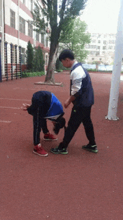 苹果|搞笑GIF：弟弟每天都会给姐姐洗苹果吃
