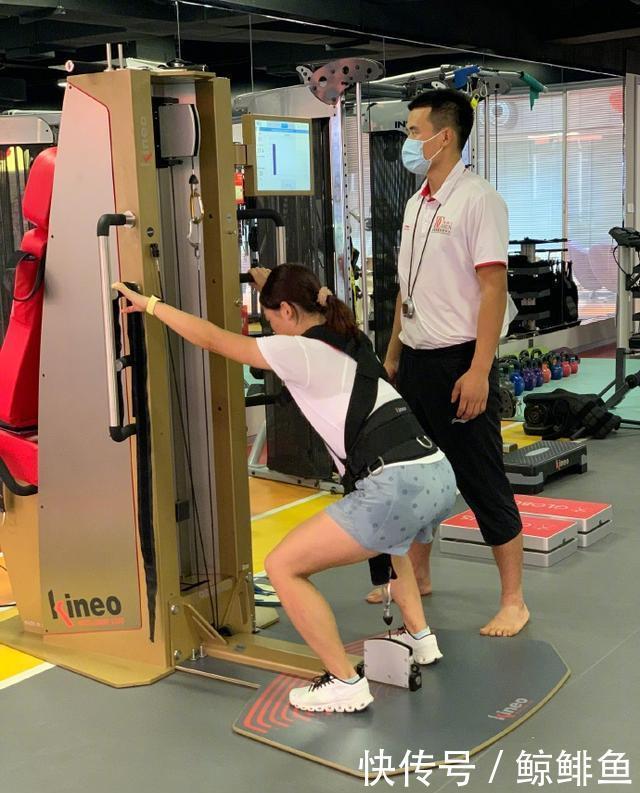 灿烂|刘诗雯看样子恢复的不错,与刘国梁、马龙一起参加活动,笑容灿烂