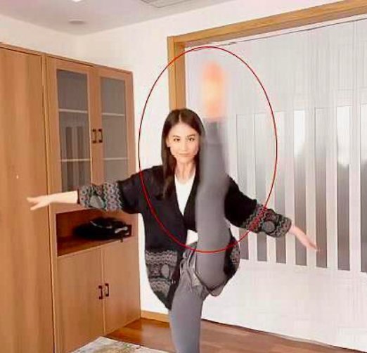 单腿|黄圣依晒“单腿蹲”视频,抬腿的那一刹那,网友:忍不住想要截屏