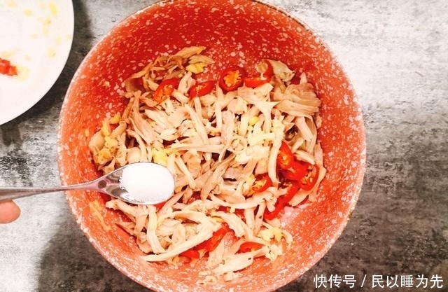 柠檬|鸡腿不炖也不炸，放入柠檬拌一下，酸辣开胃又下饭