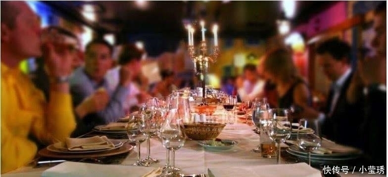 礼仪|吃牛排时,服务员上递给你的纸,不是让你当肚兜的,不懂容易尴尬