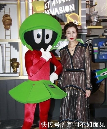 条裙子|李嘉欣怎么“老了”还变样了，穿紫色长裙好贵气，霸气气场全开