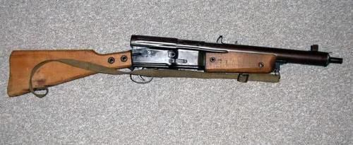 德国|二战德国垂死挣扎之作，空重4.6公斤冲锋枪，产量还没完成，德国亡了