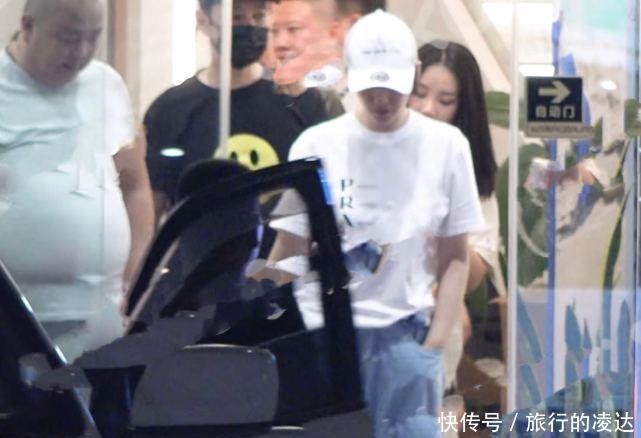 握手|黄晓明李小冉聚餐,饭后两人“握手撞怀”,不怕baby吃醋?