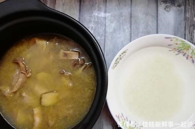 父亲|鸭仔粥,一只鸭子在人类饭桌上,最后的呈现