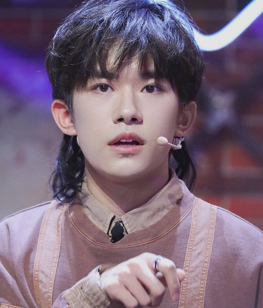  舞者|易烊千玺街舞节目重大失误，大神因他淘汰，还被女舞者质疑眼光