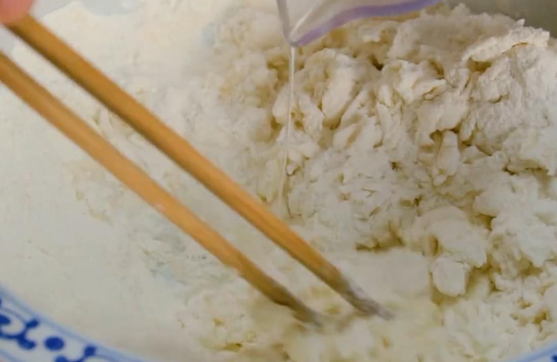 美食|经典美食“葱花饼”,葱香四溢,酥脆可口,好吃到停不下来