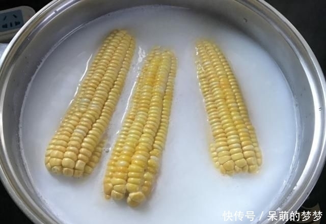 新鲜|新鲜玉米这样做,香味扑鼻,营养丰富,香烤玉米