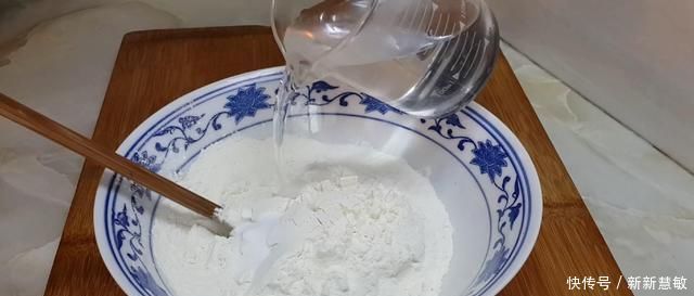 烫面|以后面粉就这样做,不发面不烫面,比鸡蛋饼好吃,个个香脆鼓大泡