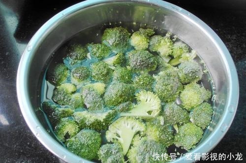 真香|炒西蓝花,有人直接炒,有人先焯水,都不对!这么做才正确,真香