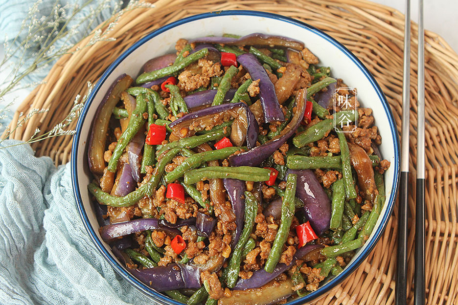 大厨|做茄子豆角时,直接过油就错了,大厨教您一招,茄子不黑不油腻