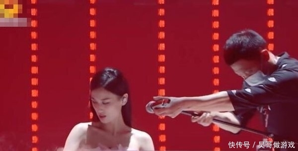 后黄圣依|黄圣依乘风破浪首秀,上台前喊停晓明帮提裙,难怪被称豪门阔太!