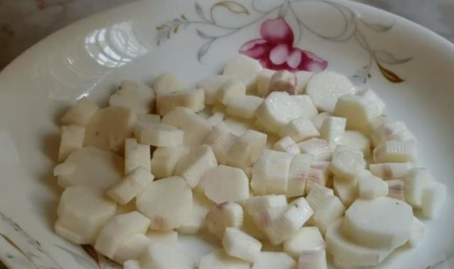 芝麻|山药又出新吃法,加一把芝麻,简单一做,松软香甜,孩子抢着吃