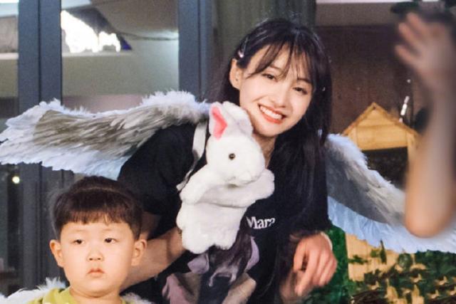  可爱|这个郑爽也太卡哇伊了，披着白羽毛化身天使，与孩子们同框超甜