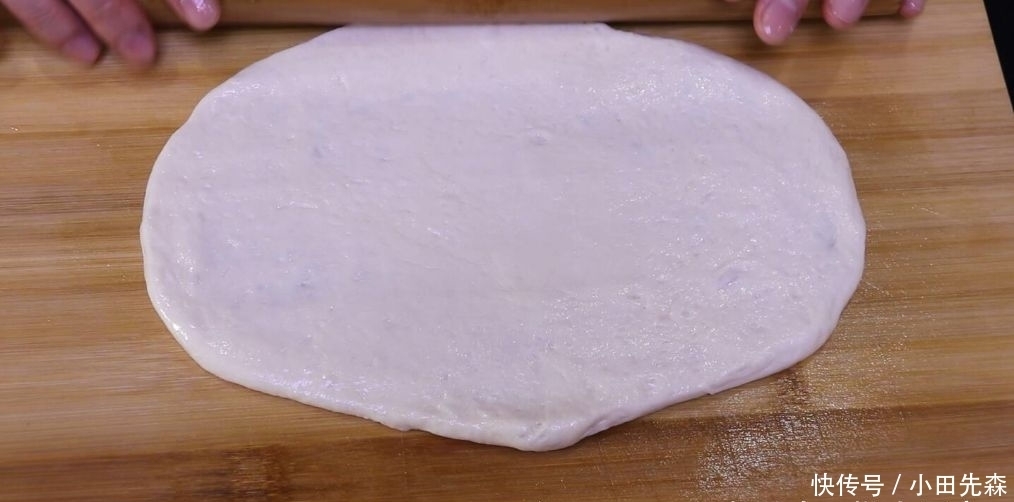 面粉|这是椒盐酥饼的做法，咸香可口，外皮超酥，轻轻一碰就掉渣