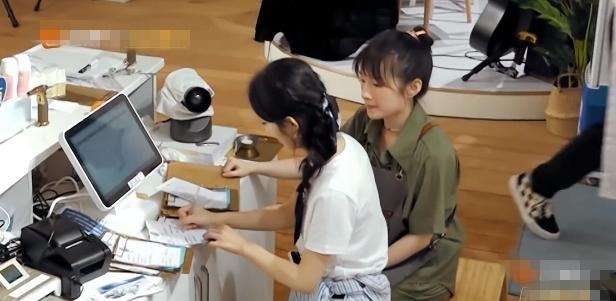 饭桌|赵丽颖《中餐厅》暴露素质,饭桌上不停翻菜盘子,黄晓明全程紧盯