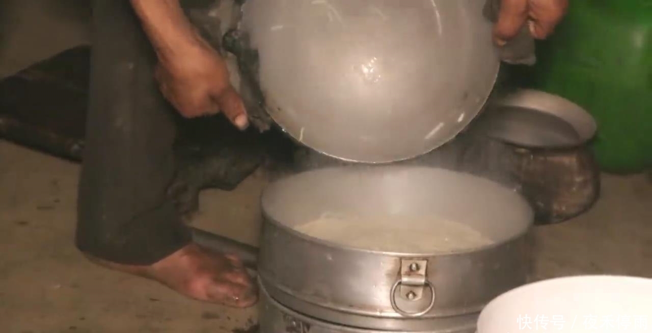 村长|中国小伙砍十斤黑猪肉拜访尼泊尔村长,村长用猪肉炒面招待我