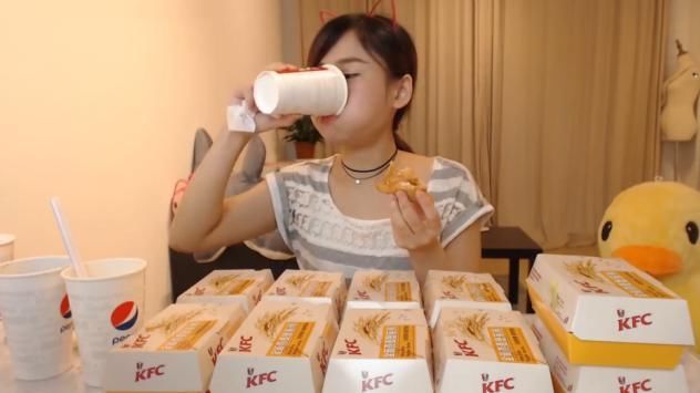 饮料|密子君吃20个“鸡肉汉堡”,喝饮料时却露馅了,网友全是装的