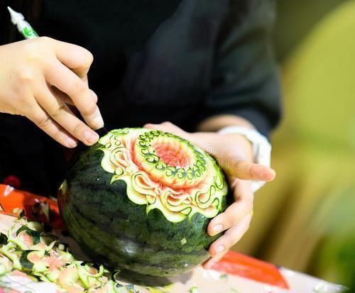 菜品雕刻|法国人中国人简直有毒,为什么要把黄瓜雕成我吃不起的样子