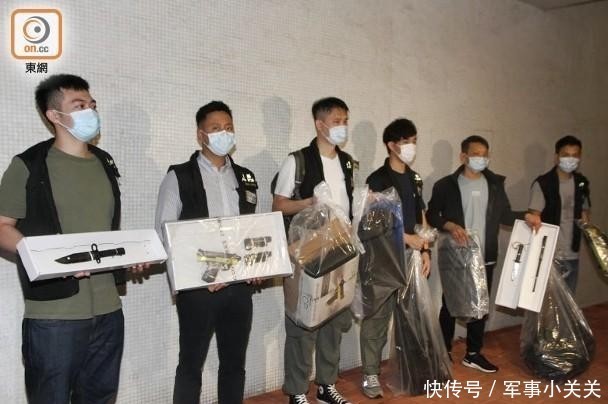 警方|港警凌晨突击搜查出刀棍枪械避弹衣，母子涉贩卖军火被捕