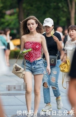  小姐姐|路人街拍，小姐姐选择了红色的露脐上衣，露出纤细的腰身更加迷人