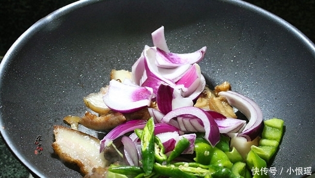 洋葱|父亲总是馋这菜,香辣下饭,烹调不放一滴油,每次早早就光盘