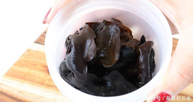 流出|水泡木耳越脏,水里加2,污垢自动流出,1分钟浸泡一盆