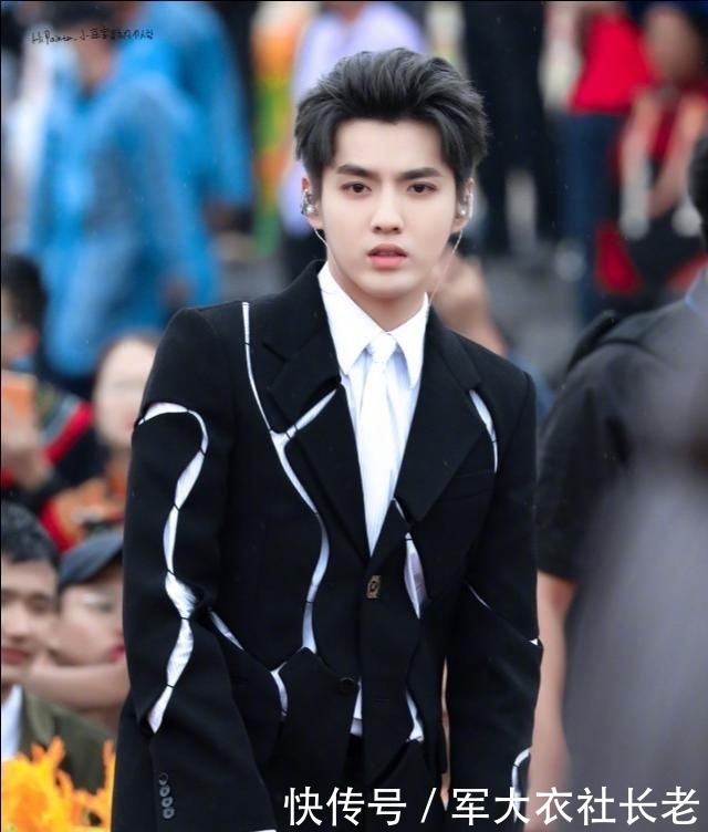 推搡|邓超鹿晗陈赫录综艺,工作人员推搡路人开路,被批扰乱公共秩序