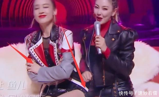 动作|有种强势叫张雨绮,坐黄圣依边上时,看到她动作,真当镜头拍不到