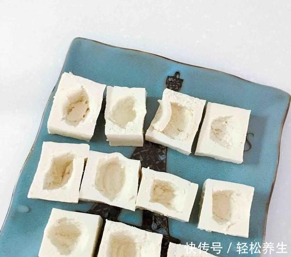 白眼|海底捞又现“逆天吃法”，连服务员都想抛白眼，网友绝对吃货
