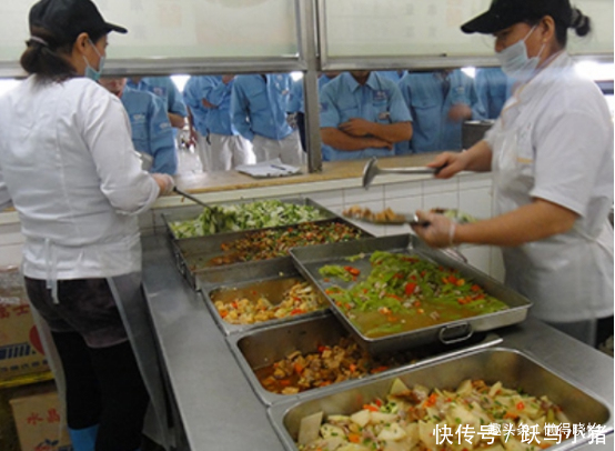 学校食堂|为什么学校食堂宁愿倒掉饭菜，也不给学生多打食堂阿姨说漏了嘴