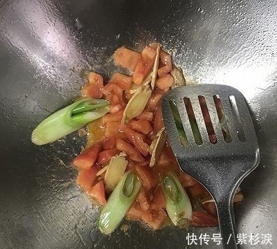  去除牛肉|家宴·西红柿炖牛腩