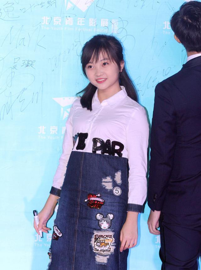 小孩|林妙可长大也有“小孩样”,字母衬衫配卡通裙,“小圆脸”真抢镜