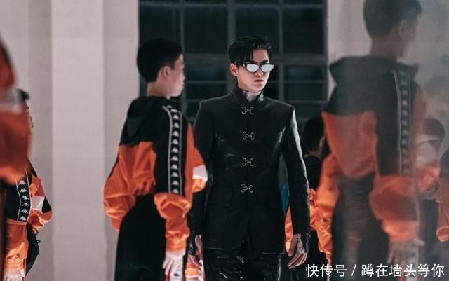 超越妹妹|看过五条人的穿搭后发现,原来人字拖才是全场最佳MVP