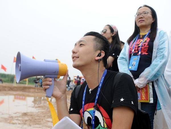  杨颖|《奔跑吧》女导演意外出镜，看清五官长相后，颜值不输团宠杨颖