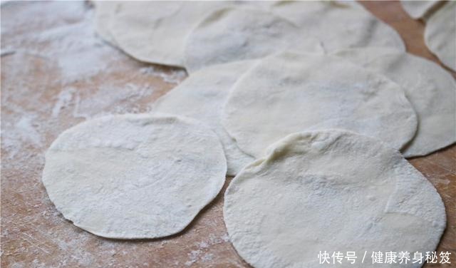  每次|秋天多给孩子做这馅的饺子，鲜美入味，每次煮一大锅，百吃不厌