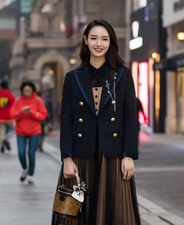  白色|街拍：皎若秋月的美女，一件白色短袖配漏洞牛仔裤，时尚靓丽气息