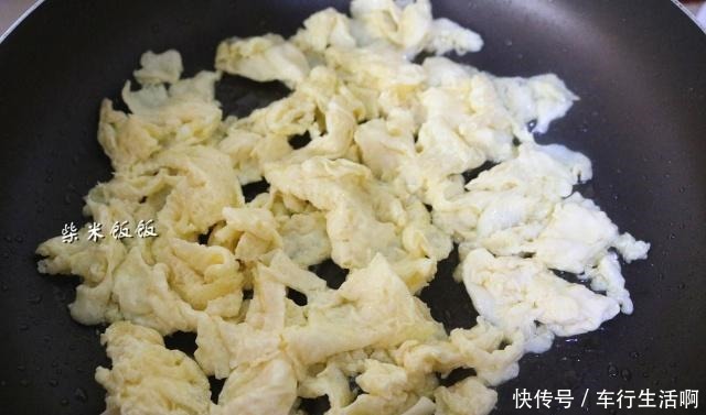 搭配一些|青椒炒鸡蛋，加它一起炒，营养翻倍，味道更鲜美，调料都省了！