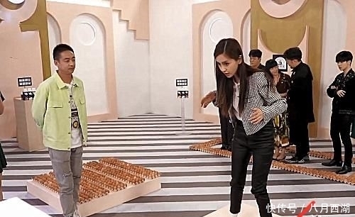  baby|baby有多瘦？看到她站在鸡蛋上的样子，手里的鸡腿不香了