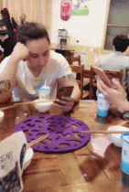 扫完|搞笑GIF:刚扫完地还得再扫一遍,大叔想离职的心都有了