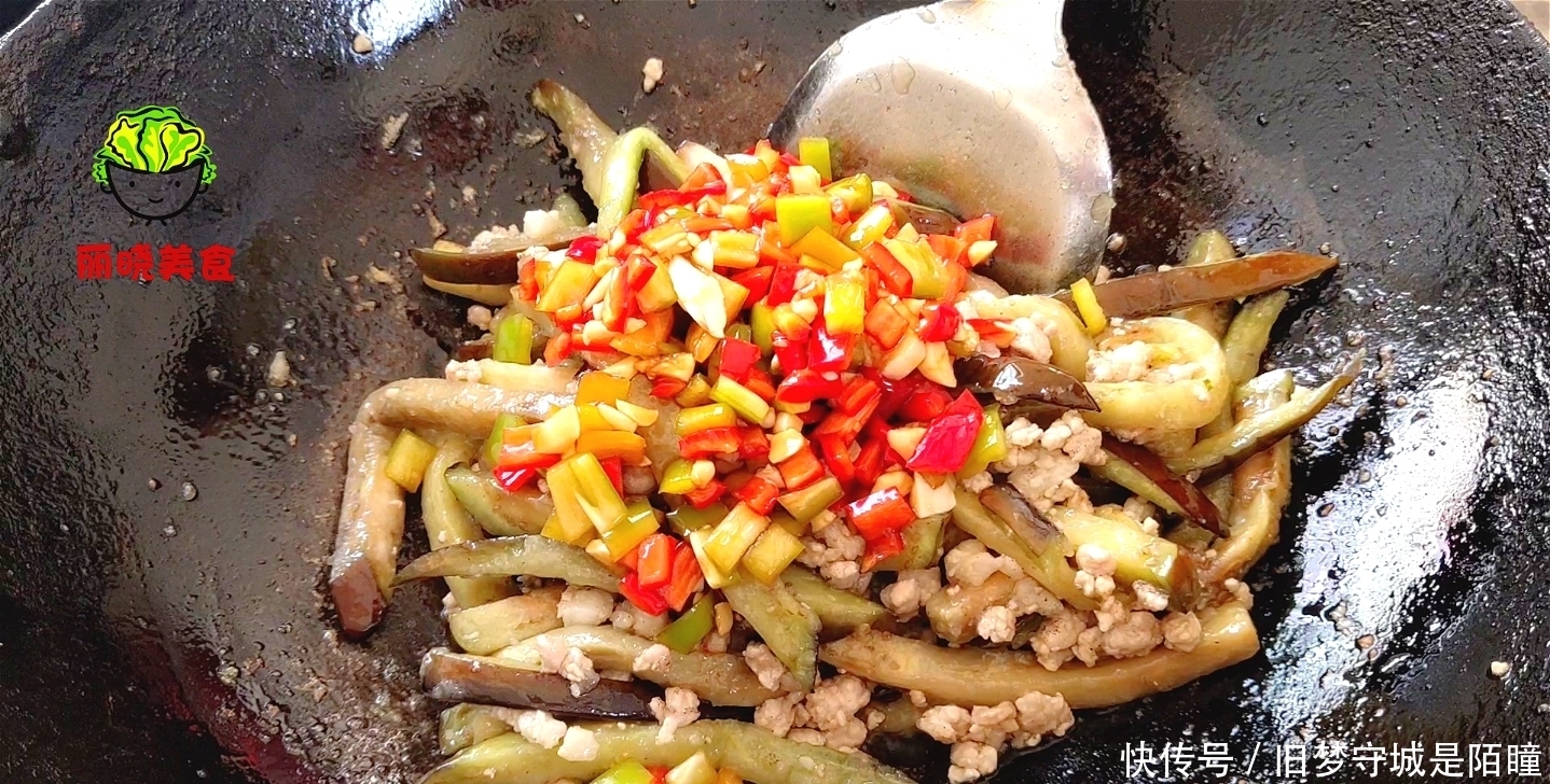 吸油|今天才知道,炒茄子不能先放油,一个小技巧,好吃不吸油,吃不腻