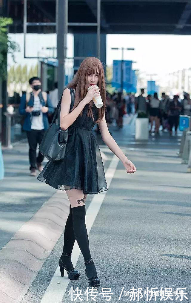 高跟鞋|美女脚上踩着一双高跟鞋,透露出一种高贵的气息,让她更加的迷人