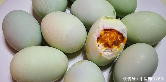 腌法|春天腌咸鸭蛋,别用盐水泡了,教你快速腌法,时间短油还多,真香