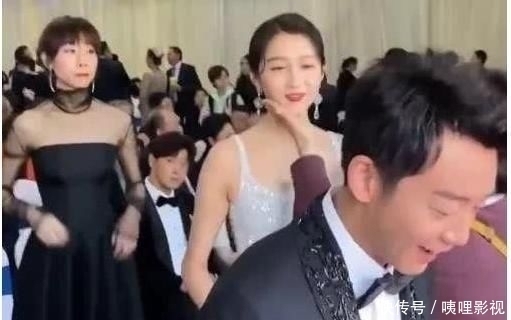 郑恺|众星合照郑恺站错位,发现自己“咖位”不够,满脸通红往后退