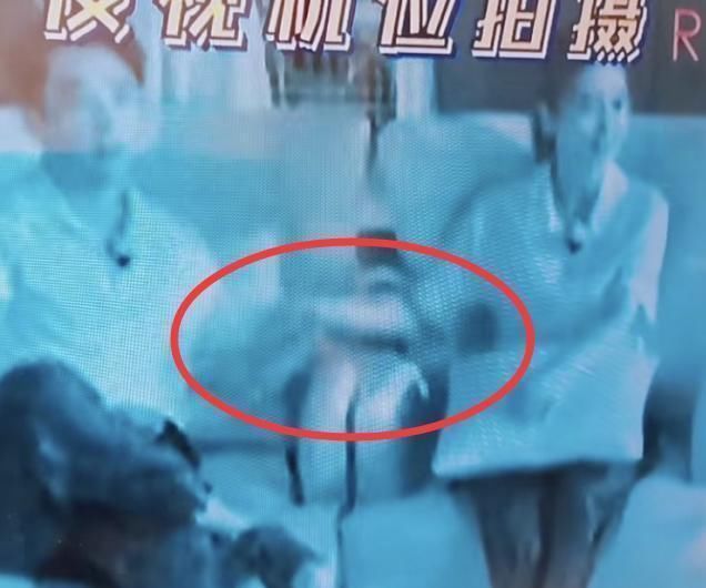 机关|《跑男》突然关灯,谁注意baby郑恺在干吗真以为摄像机关了