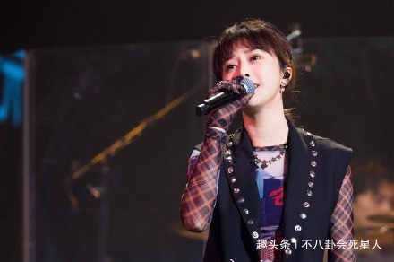  走红|十亿千金因《好声音》走红，被谢霆锋收徒，现变整容脸比亲妈显老