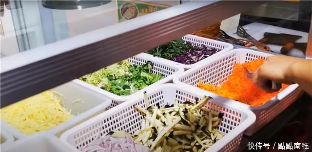 饱嗝|大姐街头卖“中式”小吃,8元一个一斤重,食客吃完直打饱嗝!