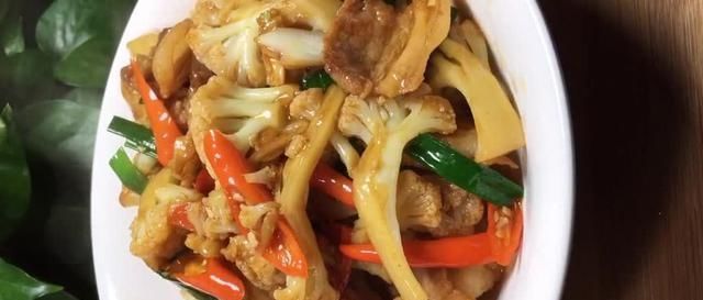 爽脆|家常版花菜炒肉的做法,鲜嫩爽脆营养健康,香辣咸鲜极其下饭