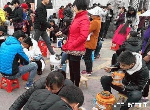 女子|女子路边吃拉面,大碗三块小碗八块,连吃两大碗,结账时才知中计